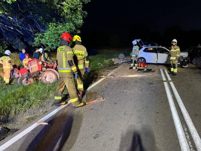 Auto uderzyło w wóz ze zbożem! Traktor w rowie, kobieta ciężko ranna
