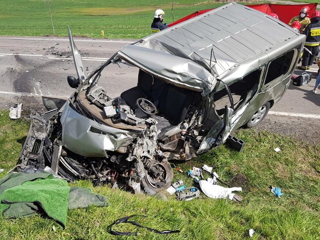 Potężne zderzenie w Koniecwałdzie. Z pojazdów nic nie zostało