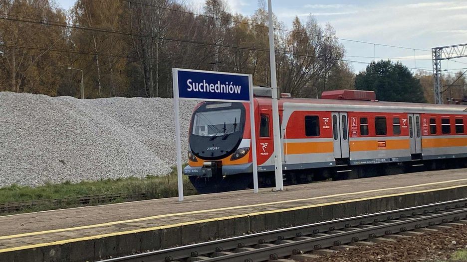 Od 14 grudnia na stacji w Suchedniowie będą się zatrzymywać tylko pociągi osobowe. Mieszkańcy są oburzeni, mówią o wykluczeniu komunikacyjnym.