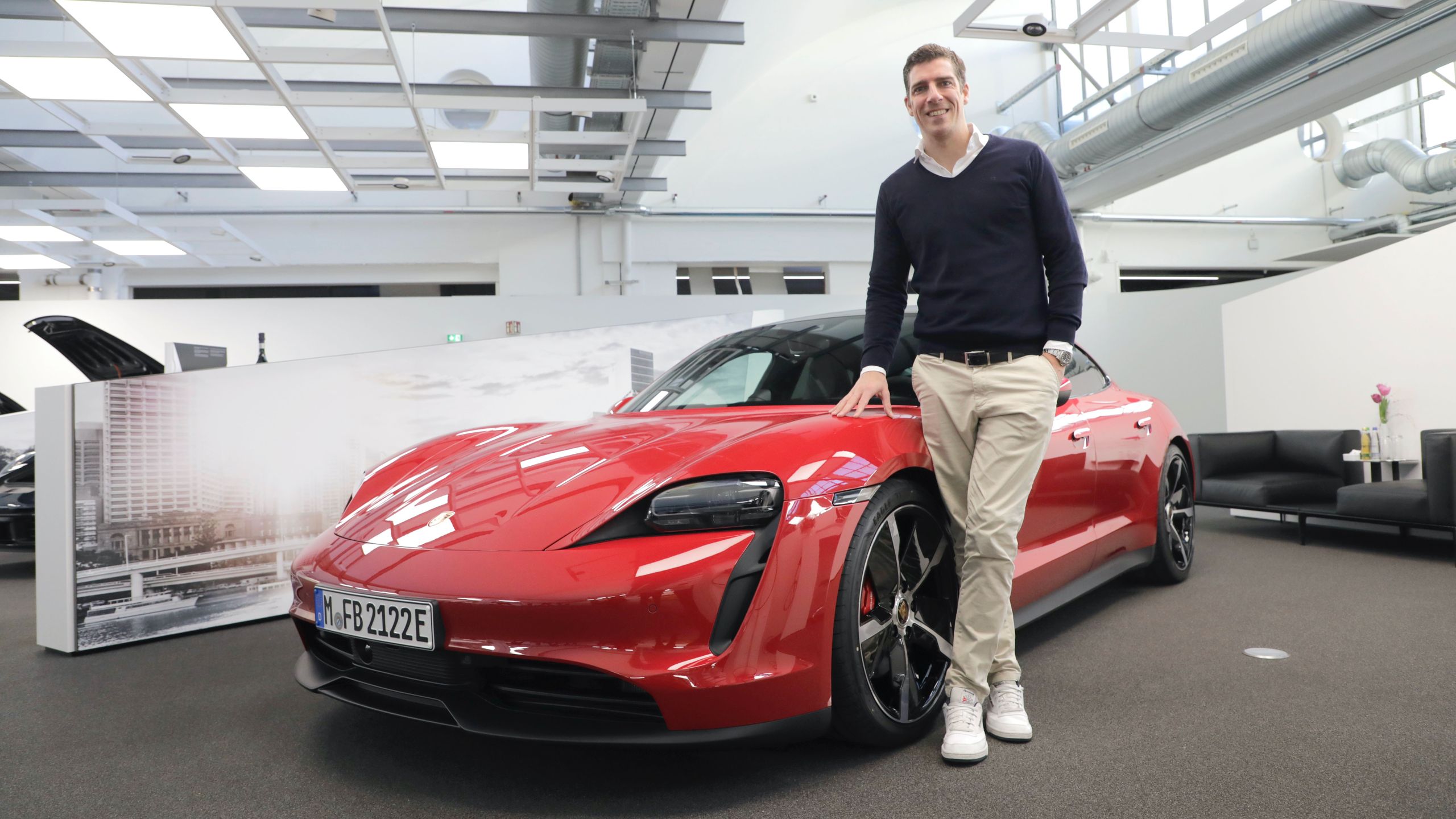 Florian po 70 latach od historycznego wydarzenia jako pierwszy odbiera z Zuffenhausen elektrycznego porsche taycana