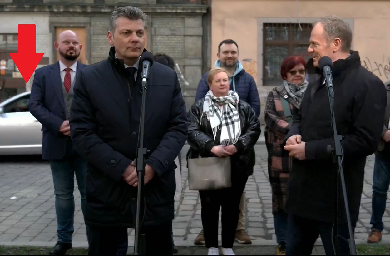 Incydent na konferencji. Kierowca do Tuska: "Łobuzie ty!"