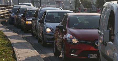 "Zakaz" dla aut spalinowych w UE do kosza? Znamy stanowisko rządu