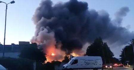 Wrocław. Pożar hali magazynowej przy ul. Swojczyckiej. Zawalił się dach