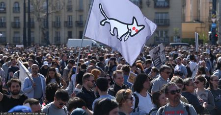 Tysiące na ulicach Budapesztu. Ironiczny bunt przeciw nowemu prawu