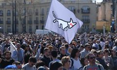 Tysiące na ulicach Budapesztu. Ironiczny bunt przeciw nowemu prawu