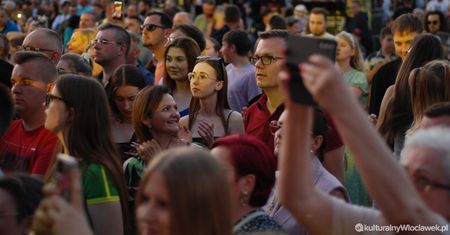 Rodzinne powitanie lata w Lubieniu Kujawskim. Na scenie kilka zespołów
