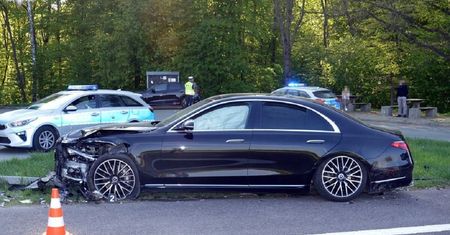 Cztery auta zderzyły się na DK-17 w Krasnem. Dwóch kierowców trafiło do szpitala. Jechali zderzak w zderzak