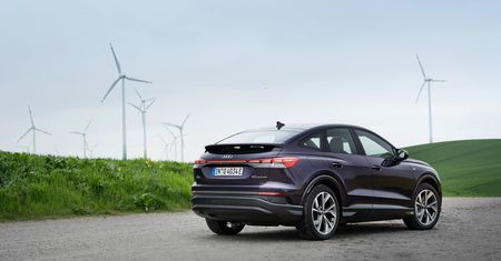Audi Q4 Sportback e-tron po cichu wjechało do salonów. Więcej stylu oznacza wyższą cenę