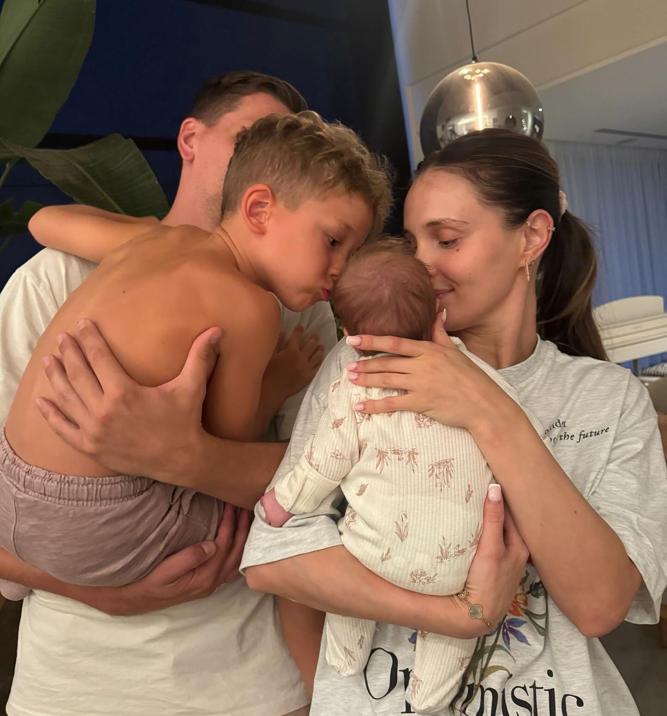 Marina Szczęsna z mężem, dziećmi i przyjaciółmi 