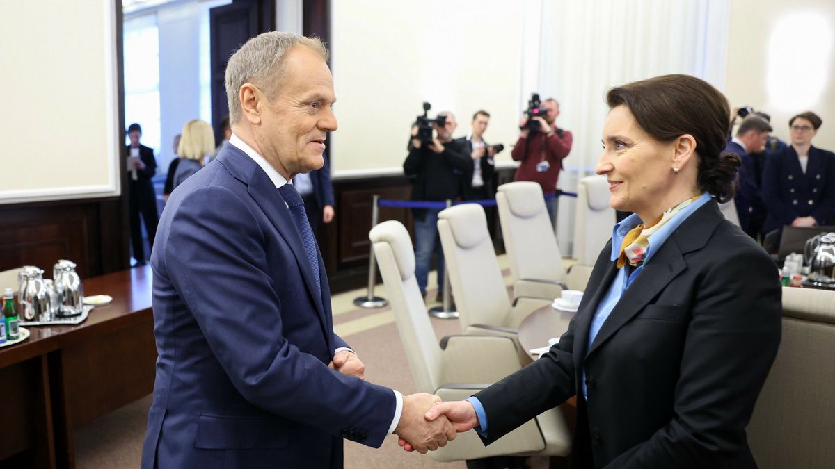 Premier Donald Tusk i minister do spraw polityki senioralnej Marzena Okła-Drewnowicz
