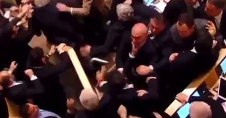 Bójka posłów. W gruzińskim parlamencie doszło do rękoczynów