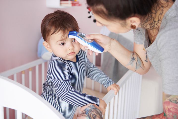 Wielu rodziców mierzy temperaturę dziecka za pomocą termometrów dotykowych. 