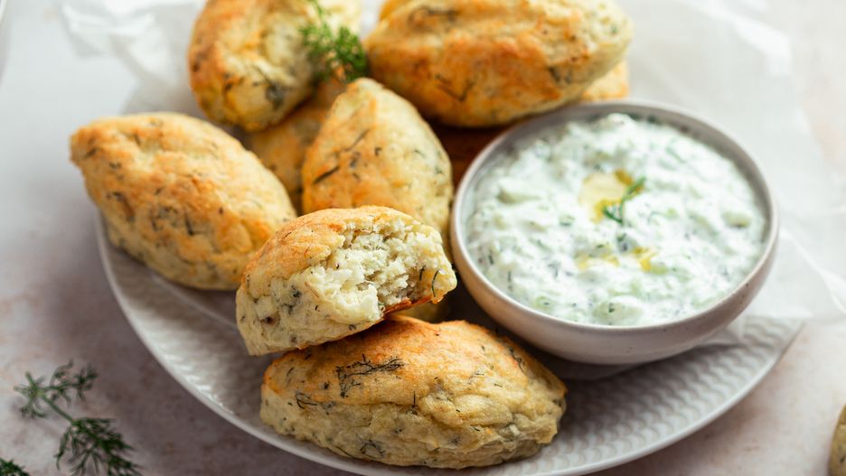 Zrób rybne kotleciki z dorsza i podaj do nich polskie tzatziki