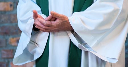 W ten sposób rozpoznasz fałszywego księdza. Proś o jedną rzecz