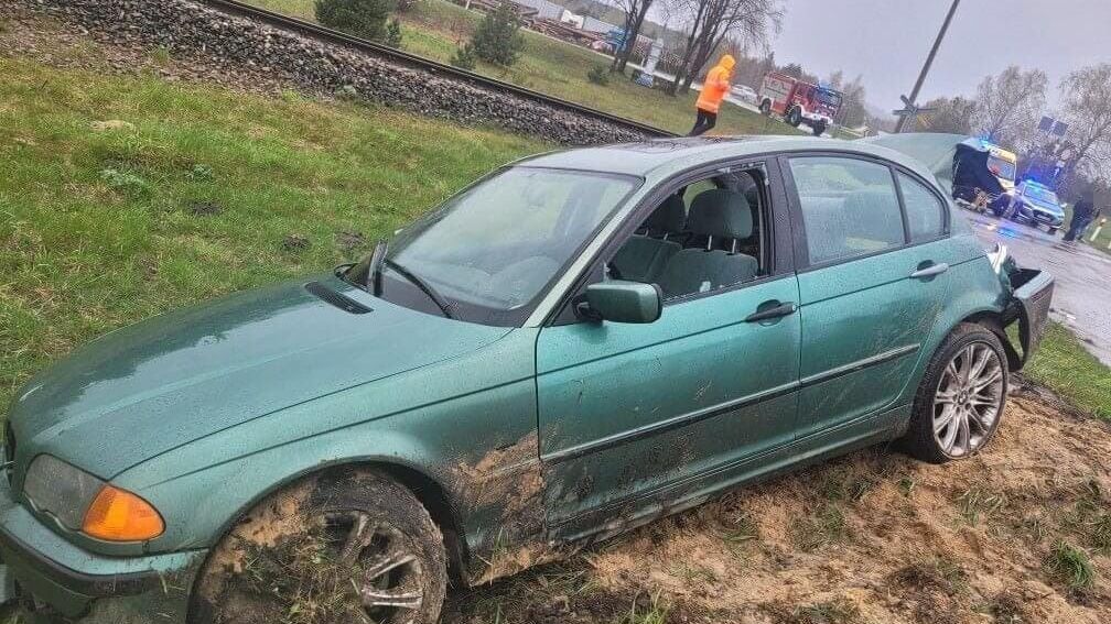 Wjechał na przejazd kolejowy i doprowadził do zderzenia