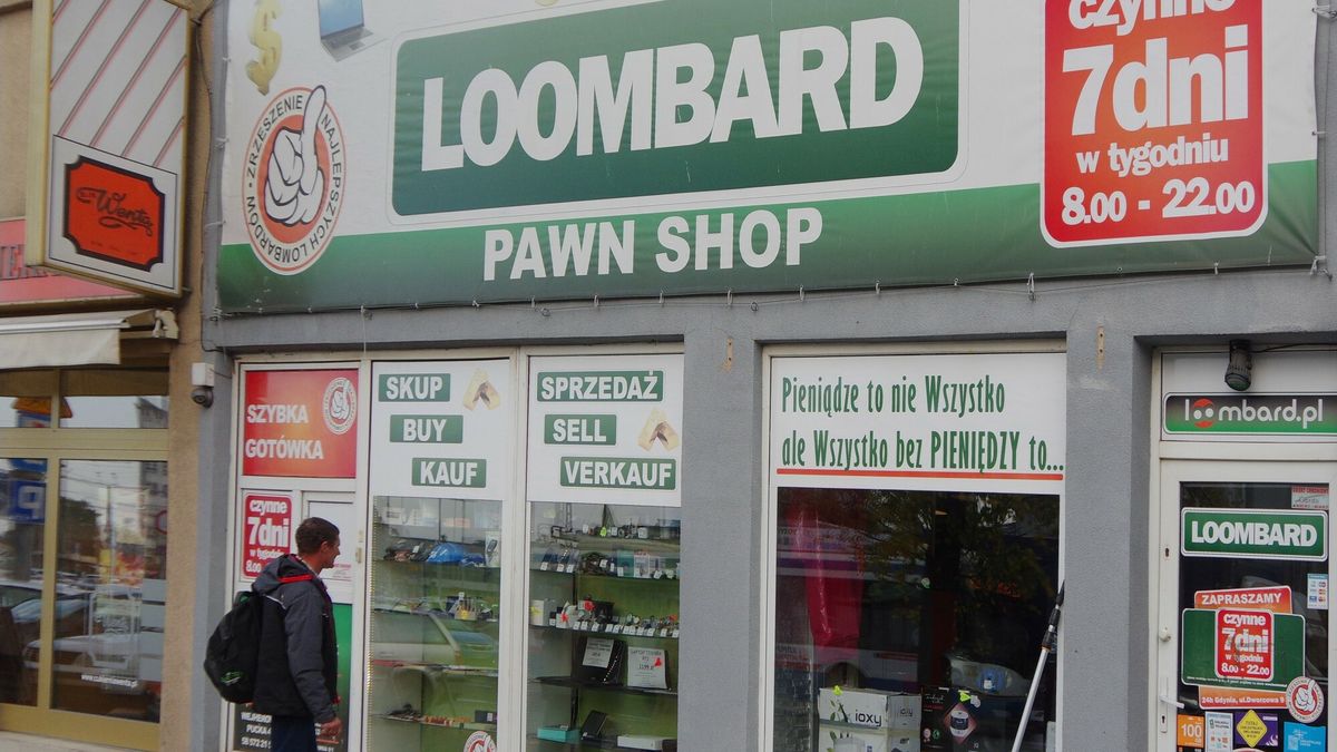 Pomorskie MaBaPHOTO: ZOFIA I MAREK BAZAK / EAST NEWS Wojewodztwo pomorskie miasto Gdynia   N/z klient przed loombardem (lombardem), skup, sprzedaz, pozyczki pod zastawZOFIA BAZAK