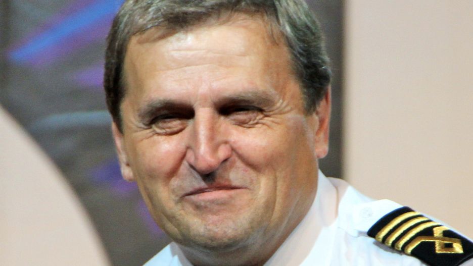 Kapitan Tadeusz Wrona zasłynął lądowaniem 1 listopada 2011 roku na lotnisku Chopina w Warszawie. Posadził maszynę na płycie przy schowanym na skutek awarii  podwoziu (Wikipedia Commons)