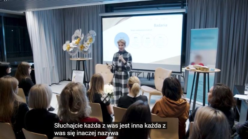 Paulina Smaszcz przemawia do zgromadzonych. Dużo tu truizmów, ale czuć, że chce dobrze dla kobiet