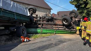 Namysłów: Ciągnik ze zbożem przewrócił się przy domu! Rolnik ukarany mandatem