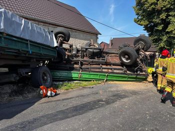 Namysłów: Ciągnik ze zbożem przewrócił się przy domu! Rolnik ukarany mandatem
