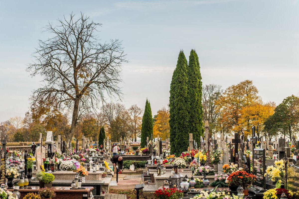 Warszawa. Trzy stołeczne cmentarze będą zamknięte przez trzy dni