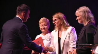 Głogów: Dzień Edukacji Narodowej 2025. Nauczyciele odebrali medale i nagrody prezydenta miasta
