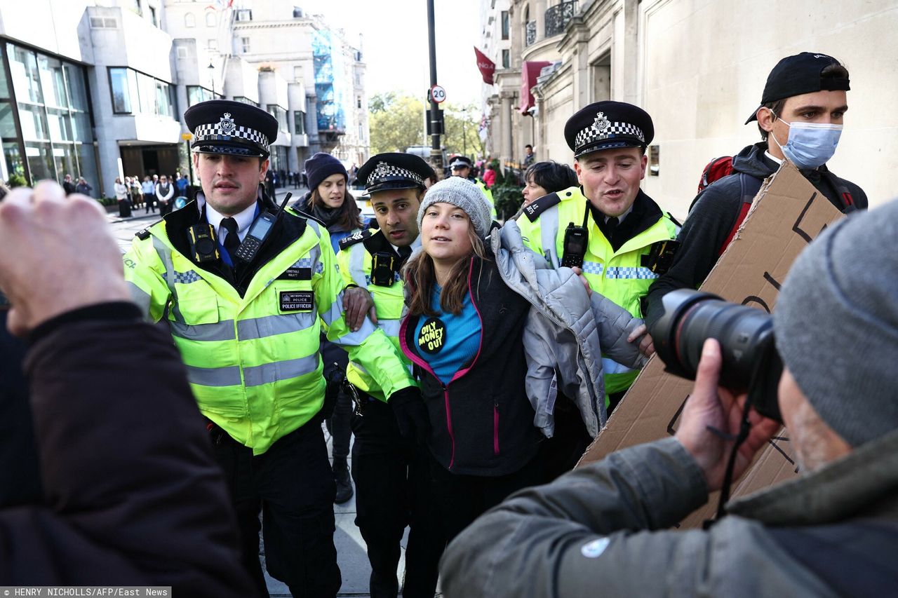 Greta Thunberg w rękach policji