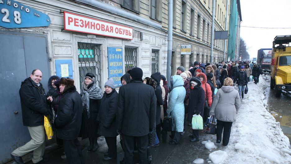 Ogromna kolejka po kalosze w Sankt Petersburgu
PHOTO: NIKITA INFANTIEV/TREND SPB/EAST NEWS 
 
ROSJA, SANKT PETERSBURG, 01.03.2010. KOLEJKA PO KALOSZE PRZED SKLEPEM CZERWONY TROJKAT W SANKT PETERSBURGU. OGROMNE ZAINTERESOWANIE GUMOWCAMI SPOWODOWALY ROZTOPY DUZEJ ILOSCI SNIEGU ZALEGAJACEJ NA ULICACH MIASTA. 
 
Russia, Saint Petersburg, March 1, 2010. A queue willing to buy rubber boots by the shop of the Krasny Treugolnik (Red Triangle) factory. Rubber boots became popular in St. Petersburg due to warming and melting of large amounts of unremoved snow.
NIKITA INFANTIEV/TREND SPB