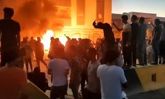 Chaos w Libii. Demonstranci wdarli się do gmachu parlamentu