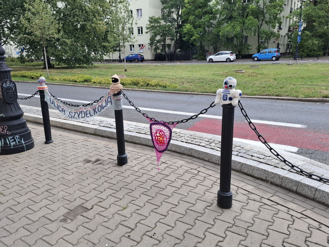 Warszawa: Słupki drogowe w roli bohaterów. Ulica wygląda jak z bajki