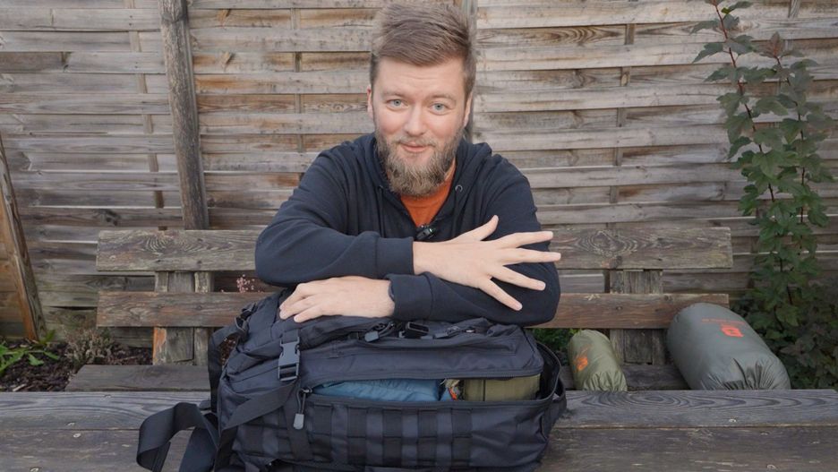 Dawid Kamizela tłumaczy jak zapakować plecak ewakuacyjny