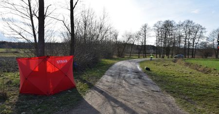 Kierowca quada zginął po uderzeniu w drzewo. Mężczyzna jechał bez kasku