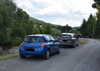 Brenna: Parkują na wałach, grillują i śmiecą. Apel wójta