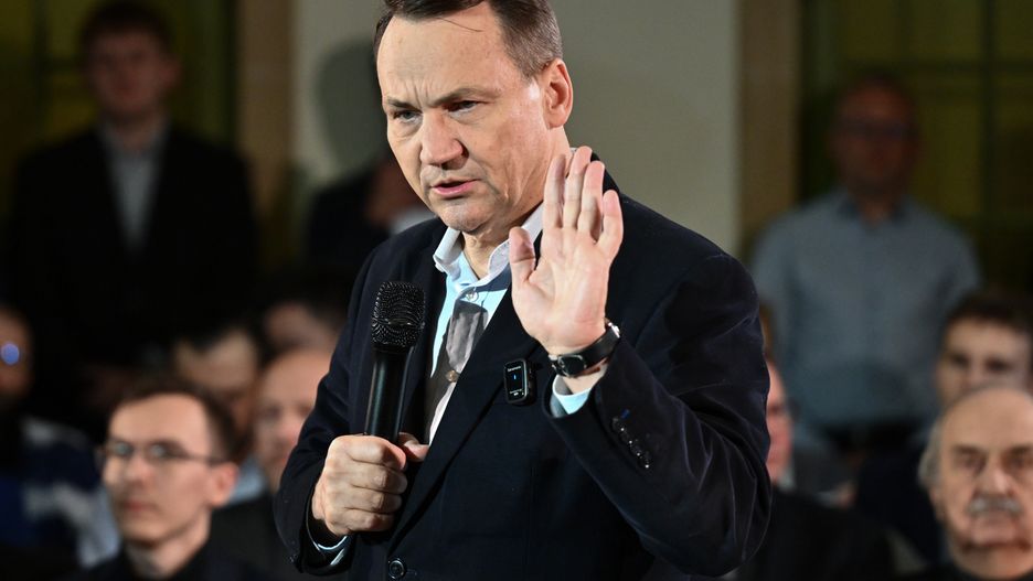 Wrocław, 20.11.2024. Kandydat w prawyborach Koalicji Obywatelskiej o fotel prezydenta RP, minister spraw zagranicznych Radosław Sikorski przemawia na otwartym spotkaniu z mieszkańcami Wrocławia, 20 bm. W piątek, 22 bm. członkowie KO będą wybierać między nim i prezydentem stolicy Rafałem Trzaskowskim. (aldg) PAP/Maciej Kulczyński