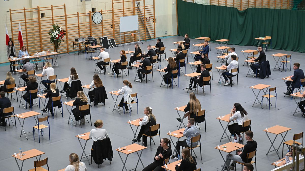 Police, 07.05.2024. Egzamin maturalny z języka polskiego w Zespole Szkół im. Ignacego Łukasiewicza w Policach, 7 bm. Tegoroczni absolwenci liceów ogólnokształcących, techników i szkół branżowych II stopnia przystąpili o godzinie 9.00 do obowiązkowego pisemnego egzaminu z języka polskiego na poziomie podstawowym. (ad) PAP/Marcin Bielecki