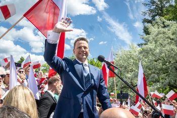 Trzaskowski nie podpisał. Mentzen pokazał to na żywo na YouTube w programie "Mentzen Grilluje"