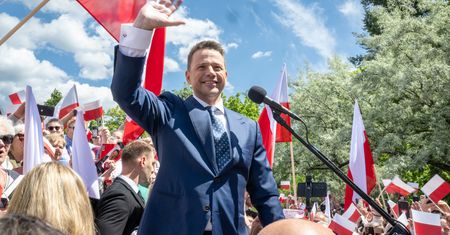 Trzaskowski nie podpisał. Mentzen pokazał to na żywo na YouTube w programie "Mentzen Grilluje"