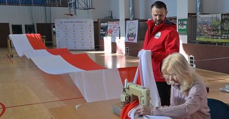 Maszyny poszły w ruch. Mieszkańcy tworzą flagowego giganta