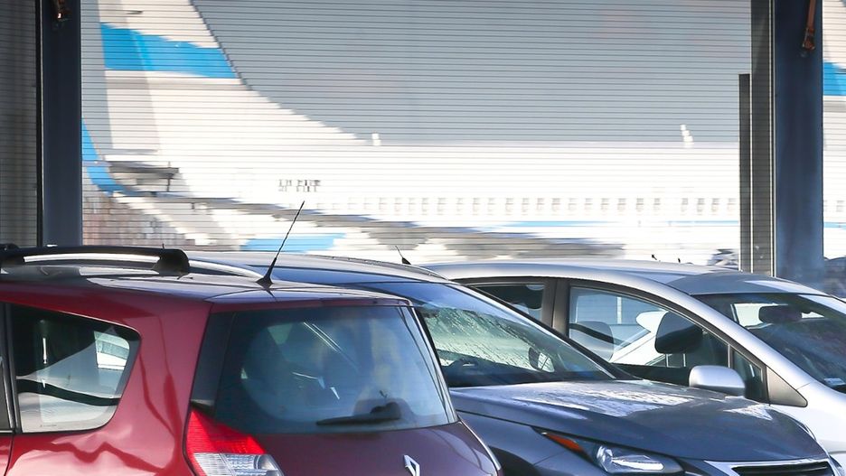 Sprawdź, czy możesz skorzystać z opcji taniego parkowania obok lotniska.