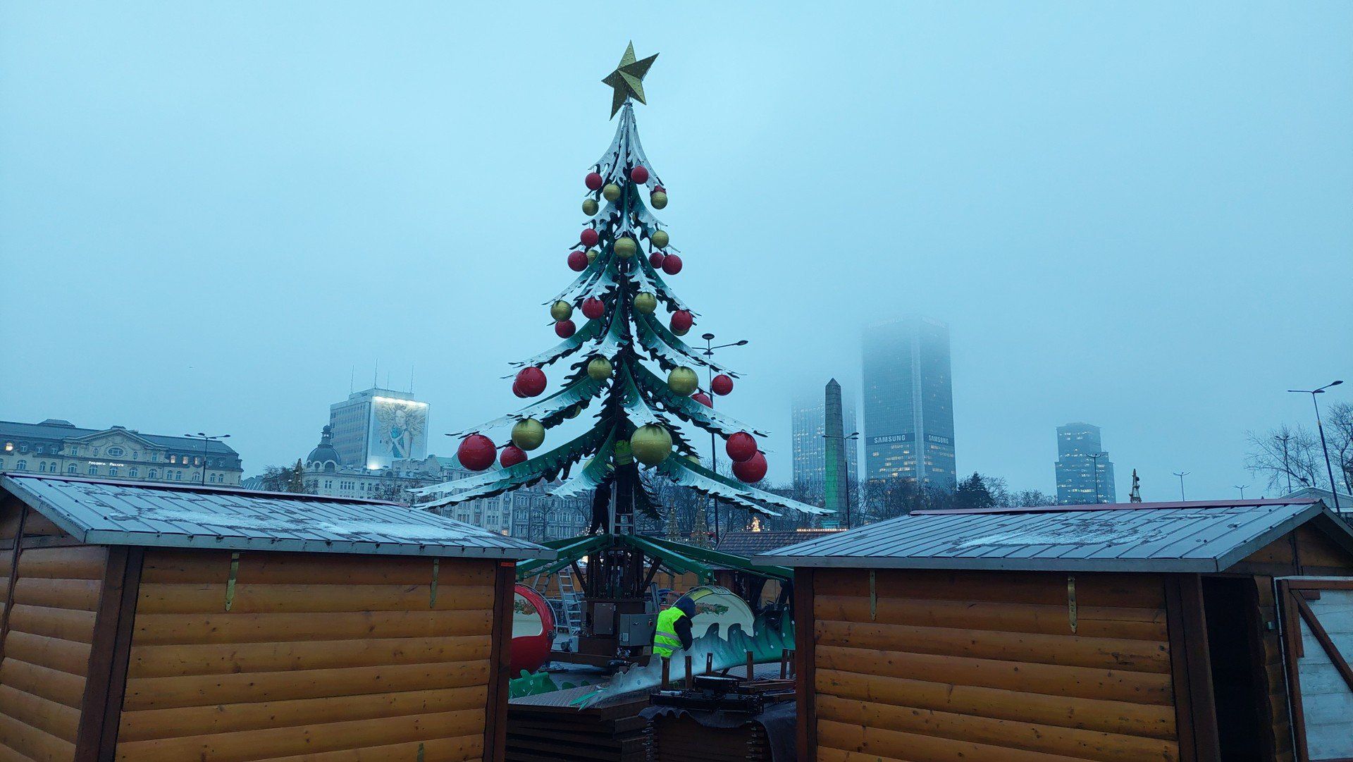 Tak wygląda świąteczny Jarmark Warszawski 2025 na trzy dni przed otwarciem.