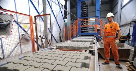 Kostka brukowa schodzi na pniu. Libet wrócił do życia po sprzedaży dwóch zakładów