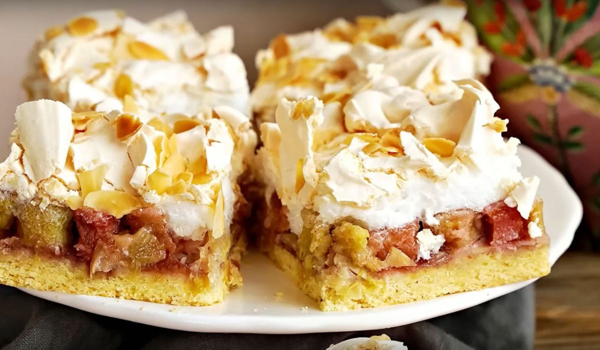 Ciasto z rabarbarem i bezą - Pyszności; Foto kadr z materiału na kanale YouTube Mała Cukierenka