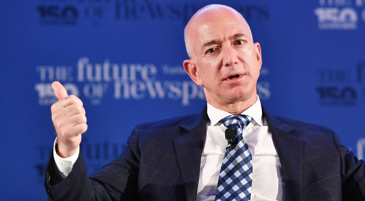 Jeff Bezos, kontrowersyjny szef firmy Amazon.com, Inc., jeden z najbogatszych ludzi na świecie. 21 czerwca 2017 r., Turyn, Włochy. 