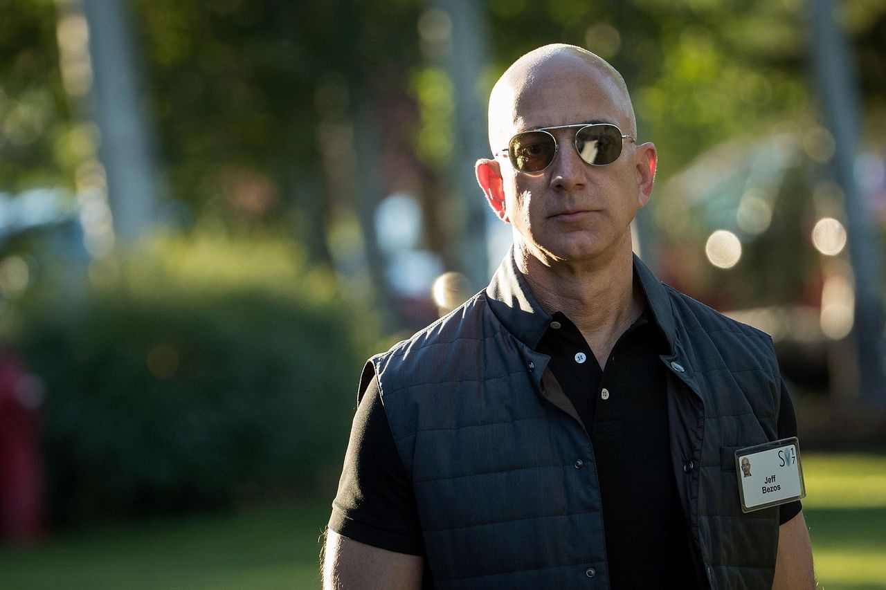 Jeff Bezos zaczyna pobyt w Indiach. Szef Amazon musi stawić czoła protestom