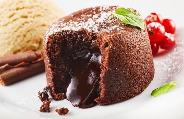 Suflet czekoladowy to popularny, lekki, ale słodki deser, chętnie podawany jesienią oraz zimą, a także po obfitym obiedzie