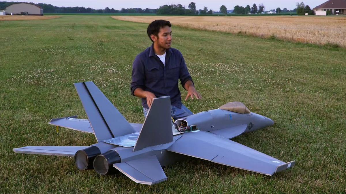 Gigantyczny model samolotu F-18. Youtuber spełnił marzenie widzów [Zobacz wideo] 1