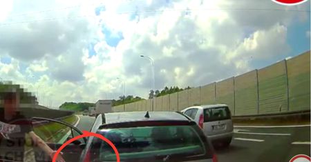 Przegapił zjazd z autostrady. Spowodował groźną kolizję i chciał wzywać policję
