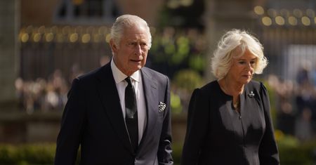 Król Karol III i królowa Camilla nie wiedzieli, jak mają się zachować. Dziewczynka wykonała uroczy gest