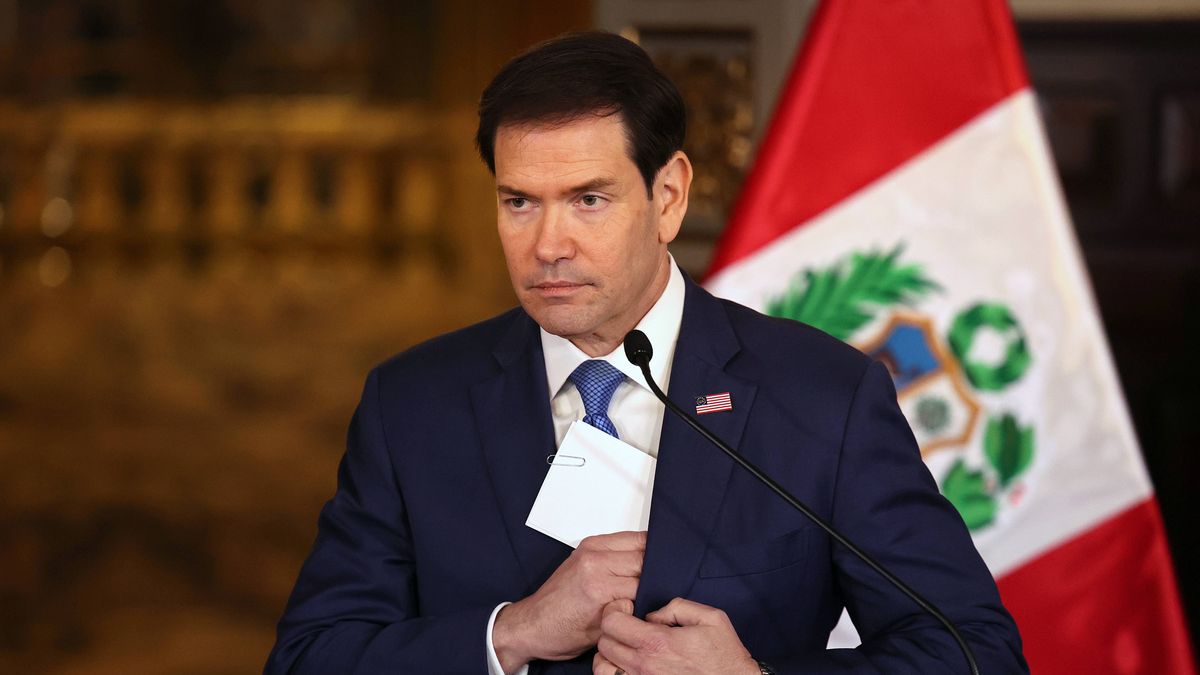 US Secretary of State Marco Rubio visits Peru
epa13229461 US Secretary of State Marco Rubio gestures during a press conference alongside Peruvian President Keiko Fujimori (not pictured) at the Government Palace in Lima, Peru, 10 September 2026. Rubio is visiting Peru as part of a diplomatic tour of South America, which also included stops in Colombia and Ecuador.  EPA/PAOLO AGUILAR 
Dostawca: PAP/EPA.
PAOLO AGUILAR
Asuntos exteriores, Relaciones internacionales, diplomacy, politics, official visit