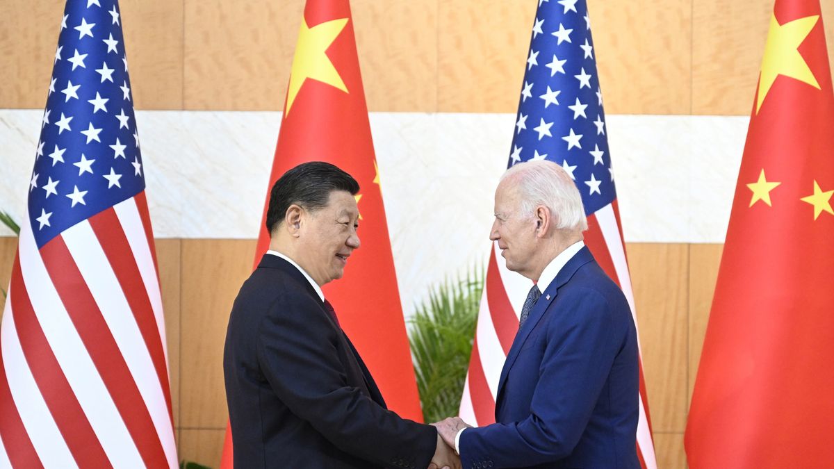 Chinese President Xi Jinping (L) greets his US counterpart Joe Biden before their meeting, one day ahead of the G20 Summit in Bali, Indonesia, 14 November 2022. The 17th Group of Twenty (G20) Heads of State and Government Summit will be held in Bali from 15 to 16 November 2022. EPA/XINHUA /LI XUEREN CHINA OUT / MANDATORY CREDIT EDITORIAL USE ONLY Dostawca: PAP/EPA.